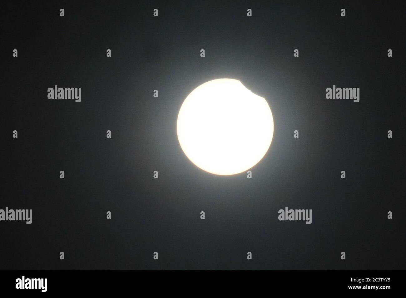 La luna copre parzialmente il sole durante un'eclissi solare anulare 'la gente sta vedendo questo drammatico 'anello di fuoco' nel cielo - la prima eclissi solare di 2020 dalle loro case con l'aiuto di una piastra di raggi X e con tutte le altre misure di sicurezza a Lahore il 21 giugno; 2020.quando la luna è in orbita tra la terra e il sole per un certo periodo, il sole diventa parzialmente o completamente invisibile a qualsiasi osservatore della terra (per un certo periodo). Questo evento è chiamato eclissi solare. Ciò accade quando la nuova luna si alza dopo la nuova luna. Ogni anno sulla Terra si osservano almeno due o cinque eclissi solari. Foto Stock