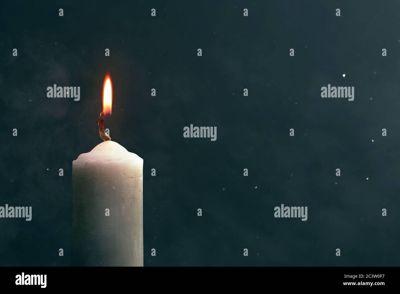 Candela che brucia con uno sfondo scuro. Concetto di Halloween Foto Stock