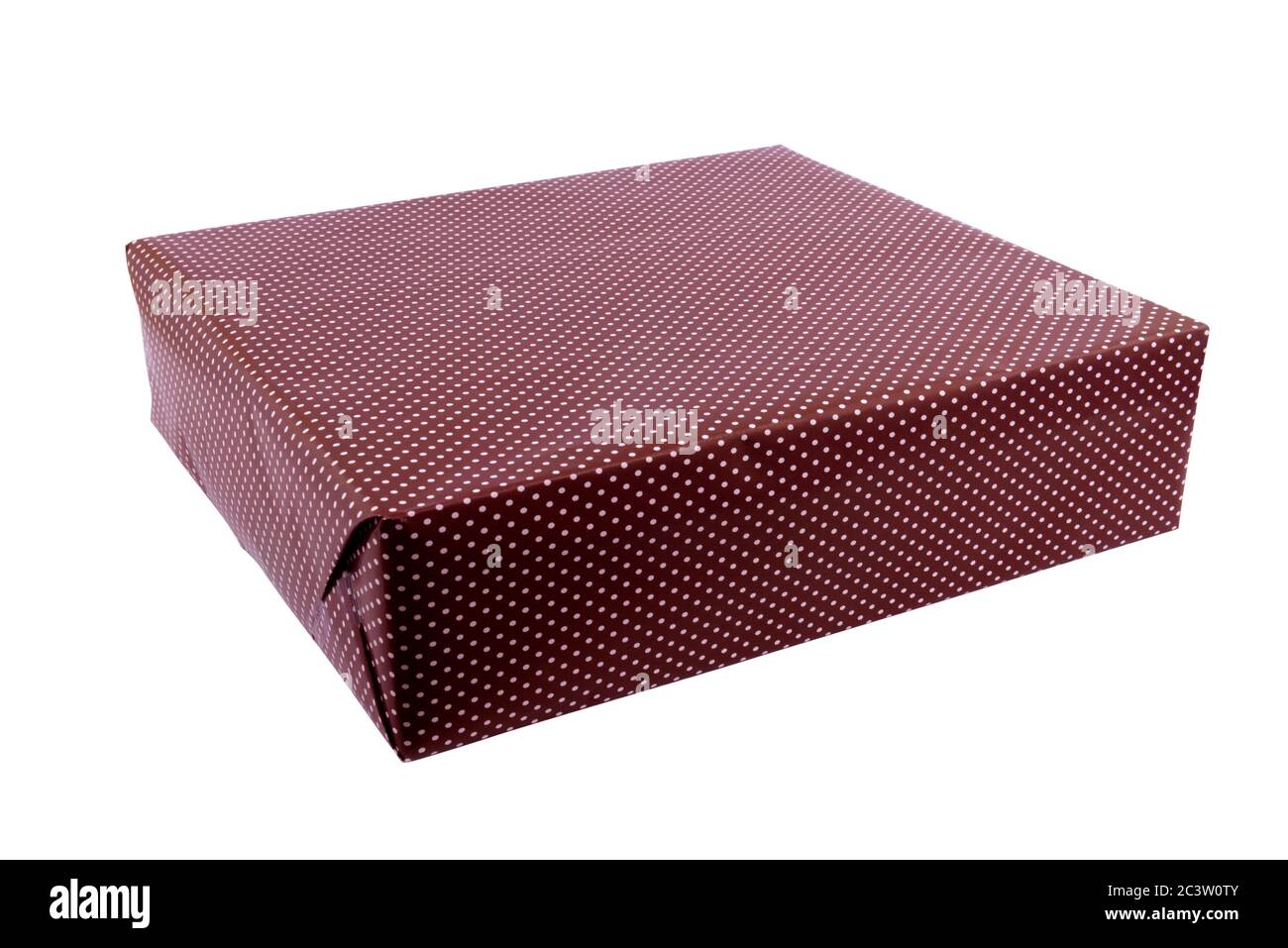 Scatola di cartone con involucro colorato isolato su sfondo bianco Foto Stock