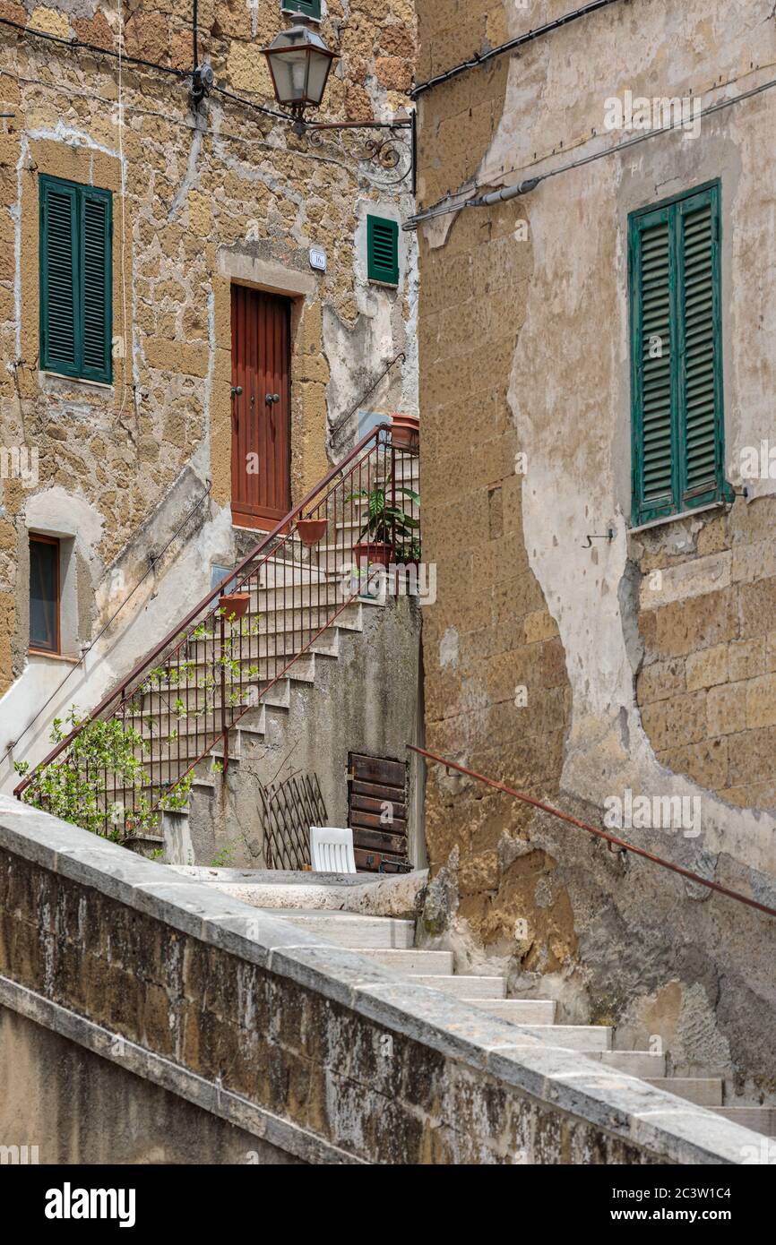Scalinata tortuosa nella cittadina collinare medievale di Pitigliano, Toscana, Italia Foto Stock