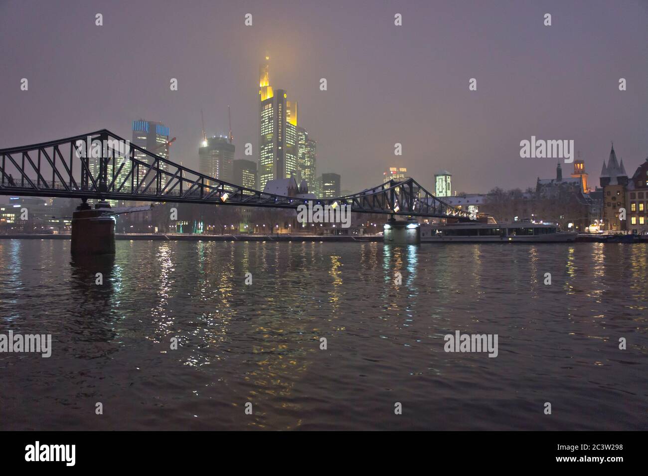 Francoforte, moderna città vista fiume da una notte nevosa, Germania Foto Stock