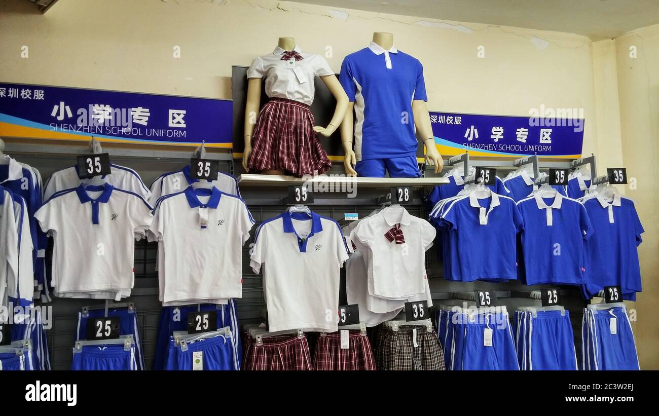 Le uniformi scolastiche per gli studenti delle scuole primarie e medie sono in vendita a walmart. A Shenzhen, Cina. Foto Stock