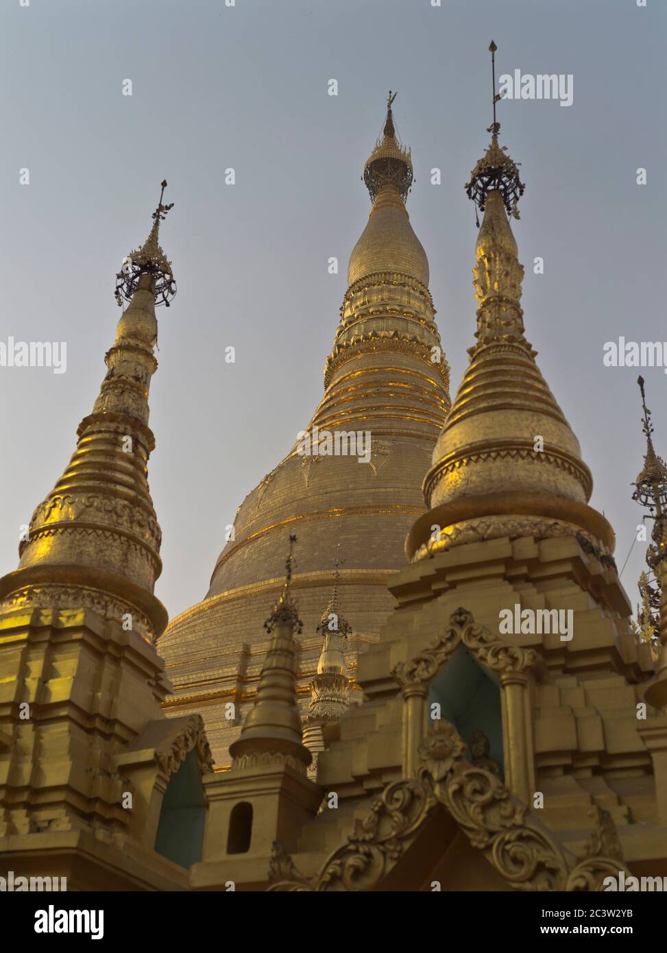 dh Shwedagon Pagoda tempio YANGON MYANMAR Burmese templi buddisti Grande Dagon Zedi Daw oro stupida foglia d'oro Foto Stock