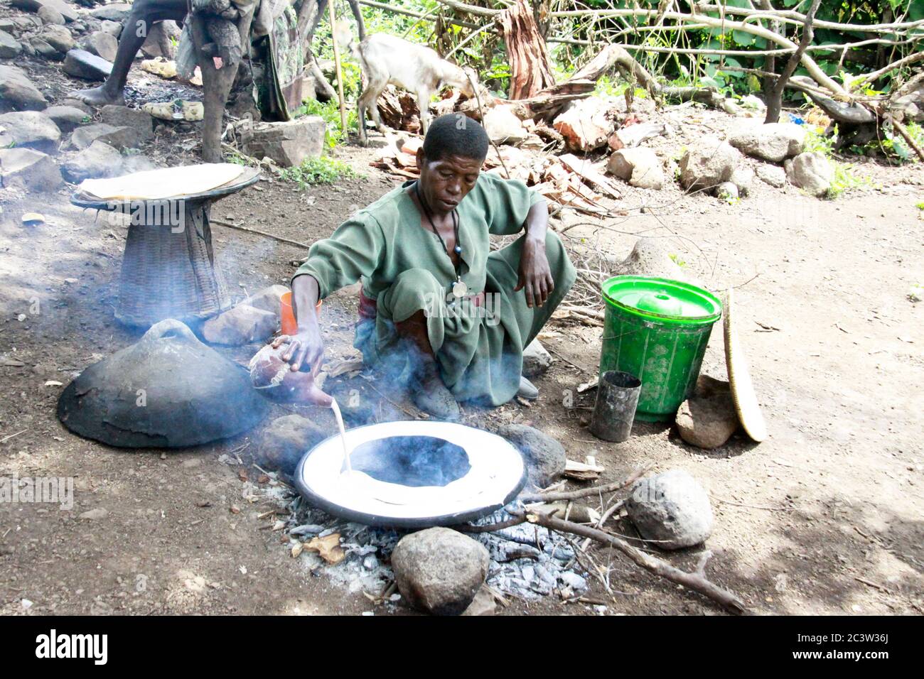 Africa, Etiopia, Lalibela, Donna cuoce injera (injera è un pane piatto lievitato con una consistenza unica e leggermente spugnosa. Tradizionalmente fatto fuori o Foto Stock