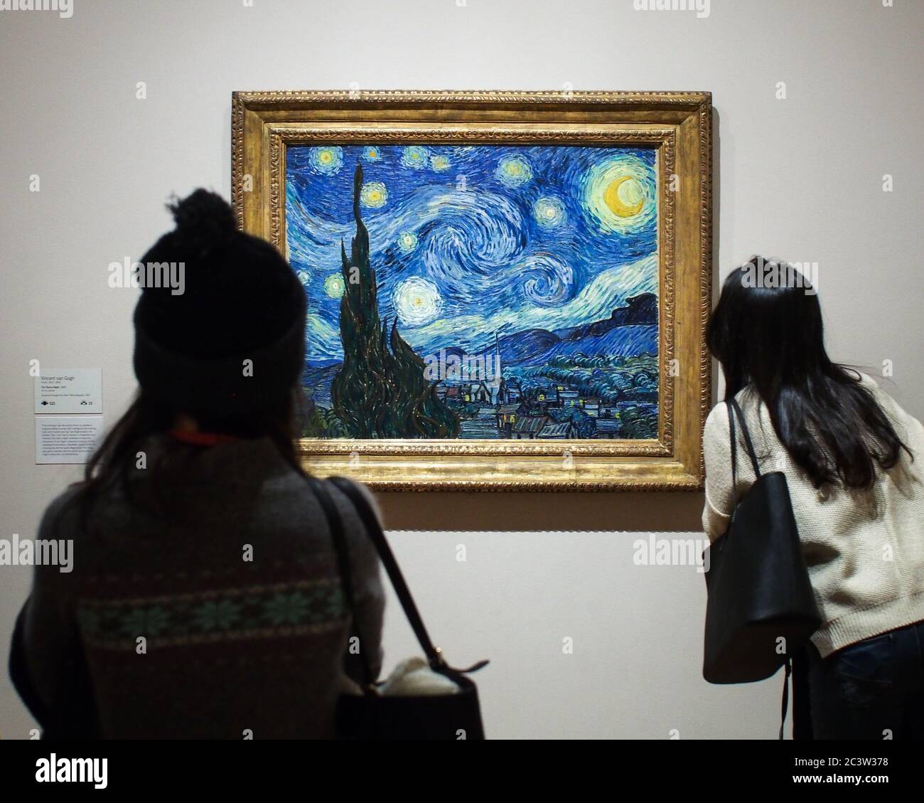 Museum of Modern Art, o MoMA, Manhattan, New York, Stati Uniti d'America - vistori che guardano alla Notte Starry, olio su tela di Vincent van Gogh. Foto Stock