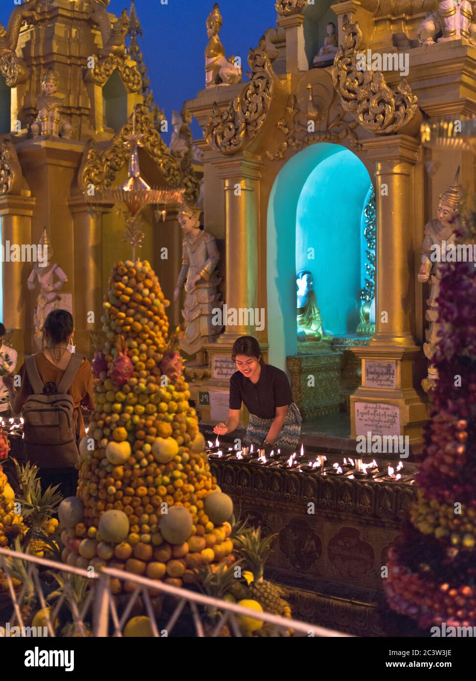dh Shwedagon Pagoda tempio YANGON MYANMAR illuminazione candele templi buddisti la gente del posto cero rituali birmani luce tradizionale grande zedi dagon daw Foto Stock