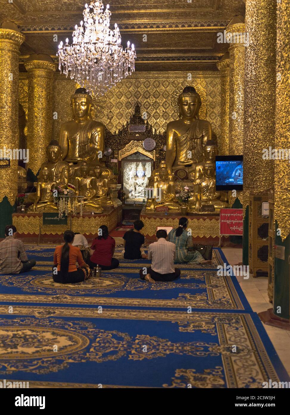 dh Shwedagon Pagoda tempio interno YANGON MYANMAR gente locale che prega al Buddha Grande Dagon templi Zedi Daw riti religiosi Foto Stock