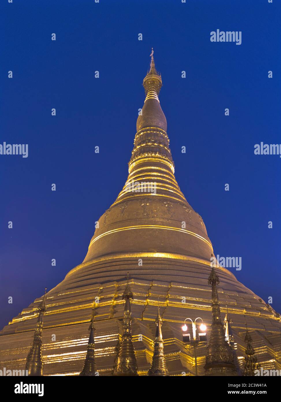 dh Shwedagon Pagoda tempio YANGON MYANMAR tempio buddista notte Grande Dagon Zedi Daw oro stupa foglia d'oro birmano sud-est asia Foto Stock