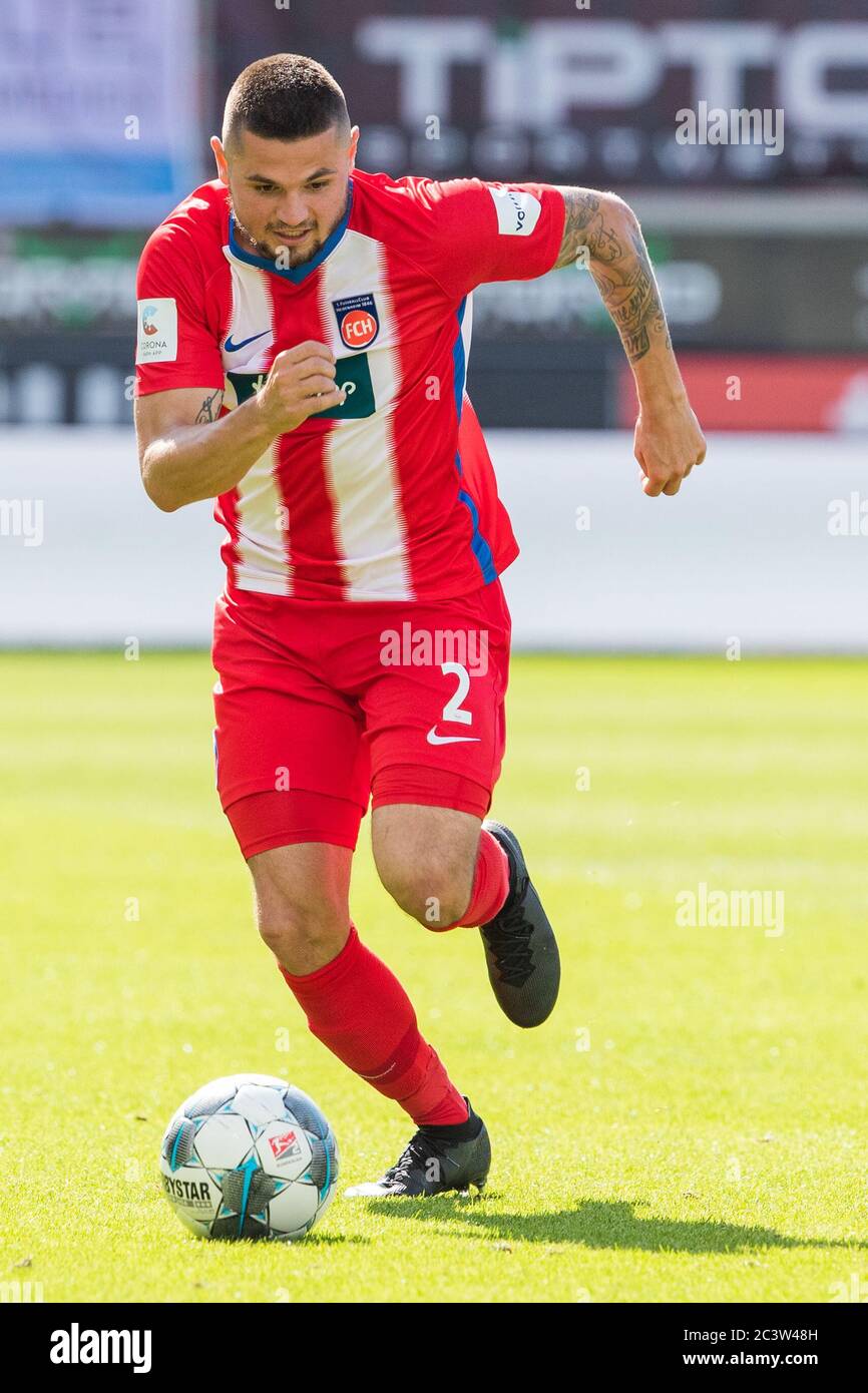 Heidenheim, Germania. 21 Giugno 2020. Calcio: 2° Bundesliga, 1° FC Heidenheim - Hamburger SV, 33° incontro nella Voith Arena. Marnon Busch di Heidenheim in azione. Credito: Tom Weller/dpa - NOTA IMPORTANTE: In conformità con le norme del DFL Deutsche Fußball Liga e del DFB Deutscher Fußball-Bund, è vietato sfruttare o sfruttare nello stadio e/o nel gioco le fotografie scattate sotto forma di sequenze di immagini e/o serie di foto di tipo video./dpa/Alamy Live News Foto Stock