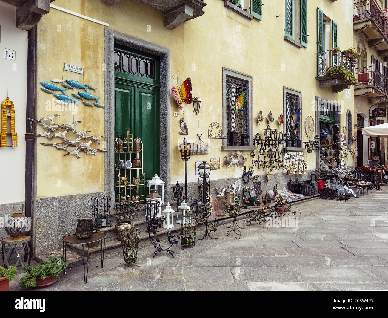 Artigianato a base di ferro in vendita nel villaggio di Cannobio sulle rive del Lago maggiore di giorno, Piemonte, Italia Foto Stock