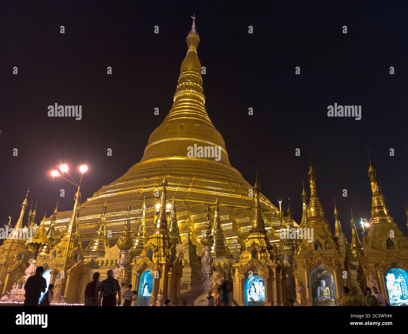dh Shwedagon Pagoda tempio YANGON MYANMAR popolo templi buddisti notte Grande Dagon Zedi Daw oro stupida oro foglia birmano lontano est Foto Stock
