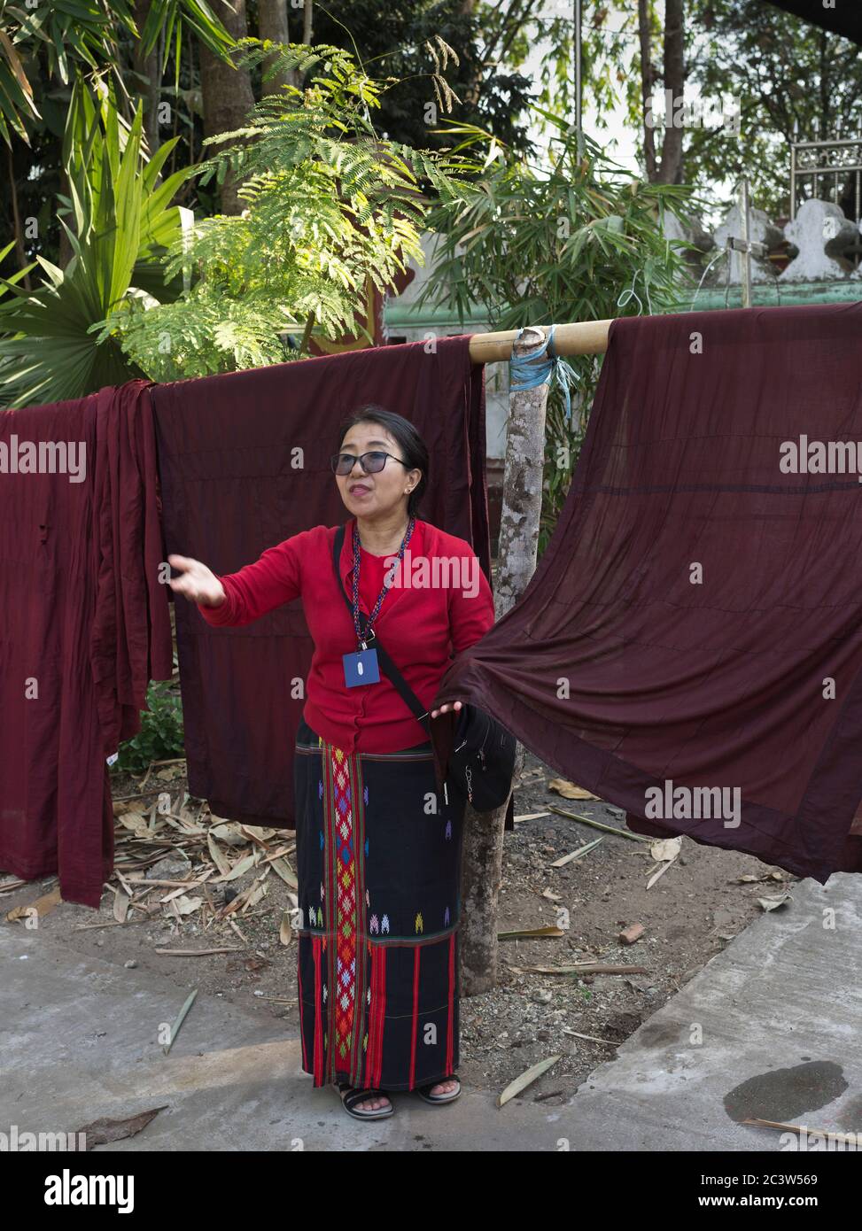 dh birmano persona di guida turistica YANGON MYANMAR escursione culturale parlante monaci buddisti vestiti tour guidato persone Foto Stock