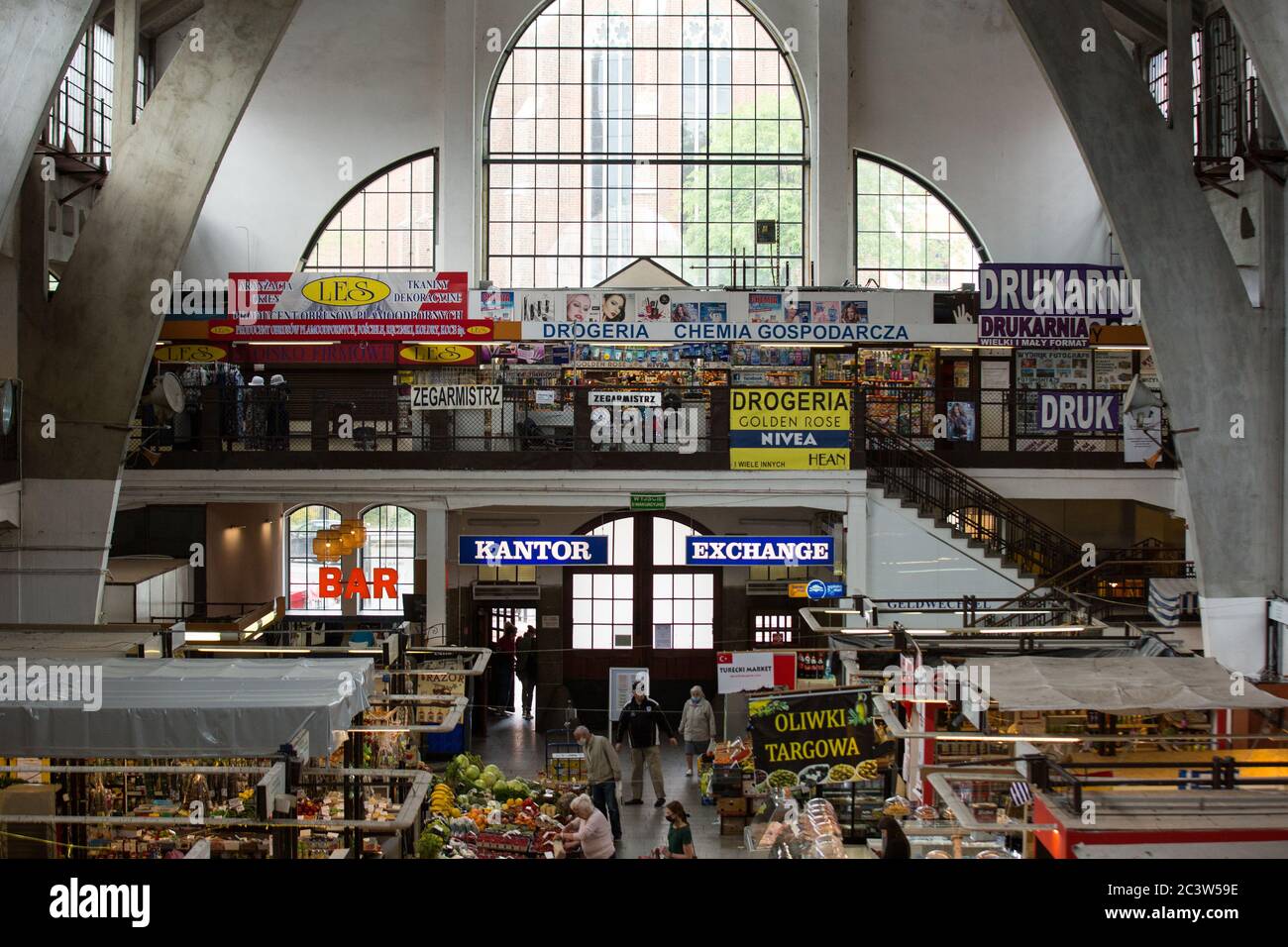 Vista del mercato di Breslavia (Hala Targowa Wroclawiu), uno dei più grandi mercati tradizionali della città. L'edificio della hall è stato progettato da Richard Pluddemann e costruito tra il 1906 e il 08. Foto Stock