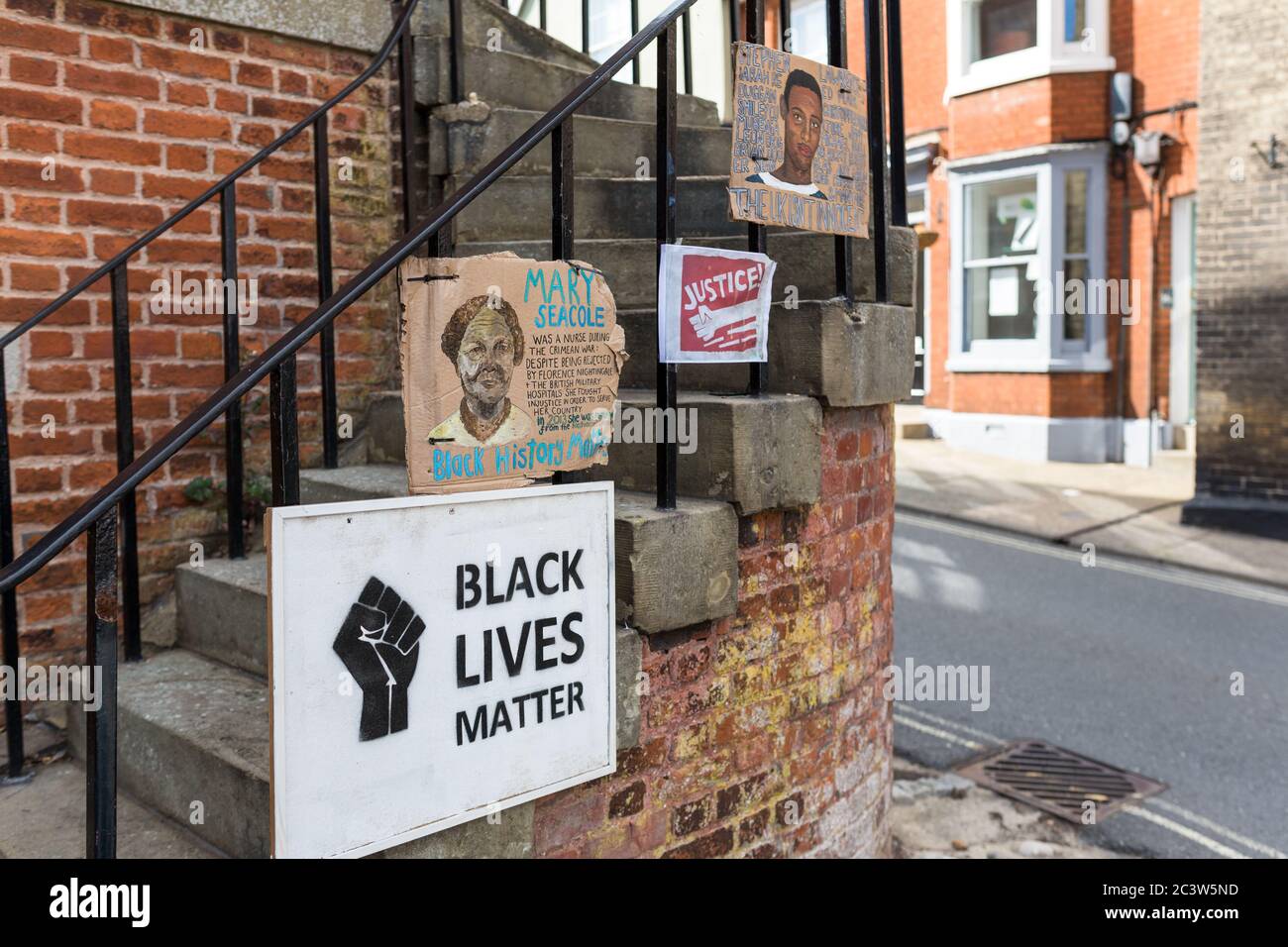 Woodbridge, Suffolk, UK Giugno 19 2020: Cartelli di protesta BLM fatti in casa che sono stati fissati al municipio nel centro di Woodbridge per mostrare la città An Foto Stock