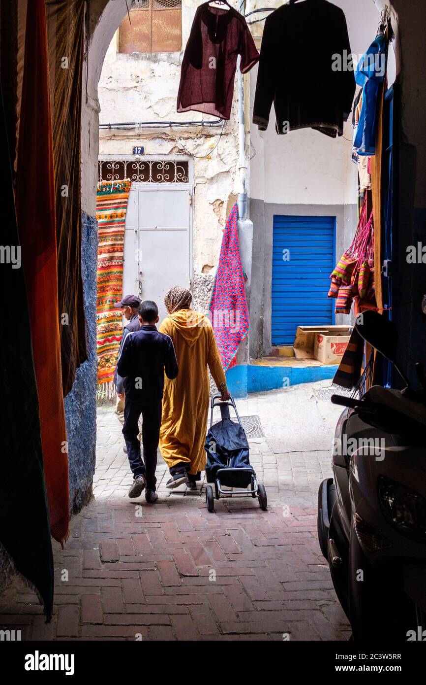 Marocco, Tangeri: Atmosfera in un vicolo della medina. Famiglia in un vicolo Foto Stock