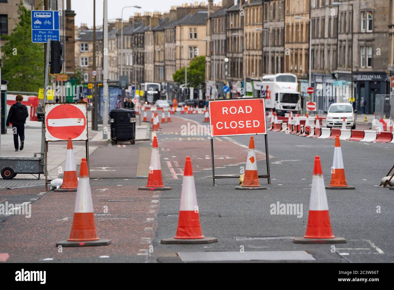 Edimburgo, Scozia, Regno Unito. 22 giugno 2020. I lavori di gestione del traffico e la chiusura delle corsie di Leith Walk segnalano l'inizio dei lavori di costruzione della nuova linea tranviaria di Edimburgo per Newhaven. I disagi per il traffico e le aziende a Leith Walk sono previsti per oltre un anno. Iain Masterton/Alamy Live News Foto Stock