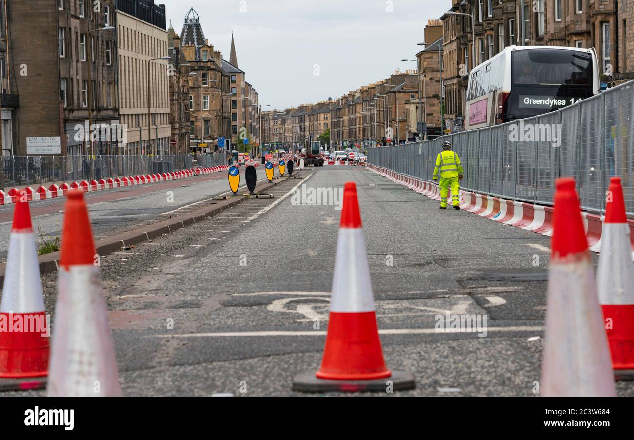 Edimburgo, Scozia, Regno Unito. 22 giugno 2020. I lavori di gestione del traffico e la chiusura delle corsie di Leith Walk segnalano l'inizio dei lavori di costruzione della nuova linea tranviaria di Edimburgo per Newhaven. I disagi per il traffico e le aziende a Leith Walk sono previsti per oltre un anno. Iain Masterton/Alamy Live News Foto Stock