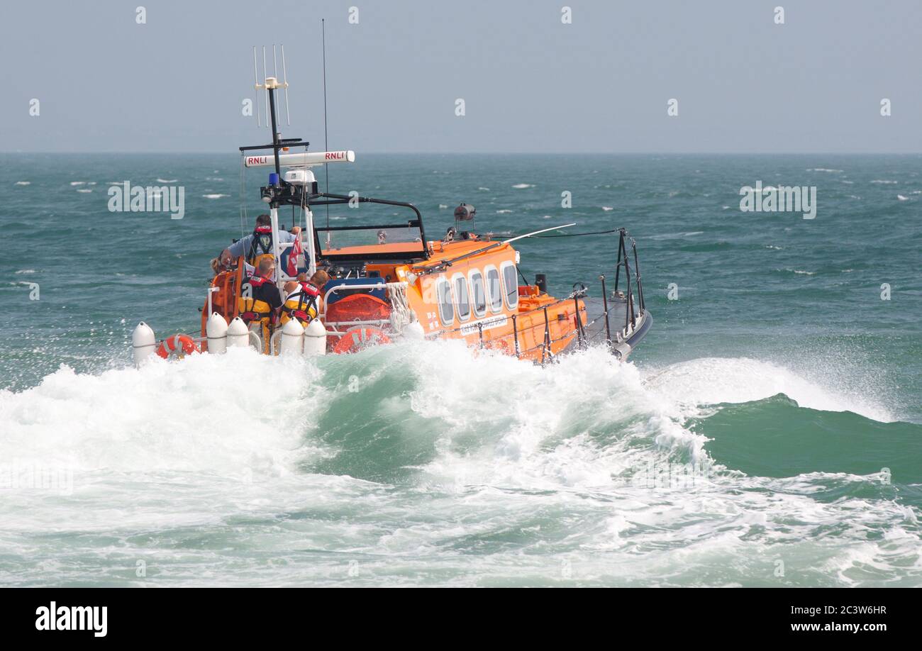 Swanage Mersey classe bagnino Robert Charles Brown lancia in mare agitate il 21 luglio 2013 per salvare una nave con guasto meccanico. Foto Stock