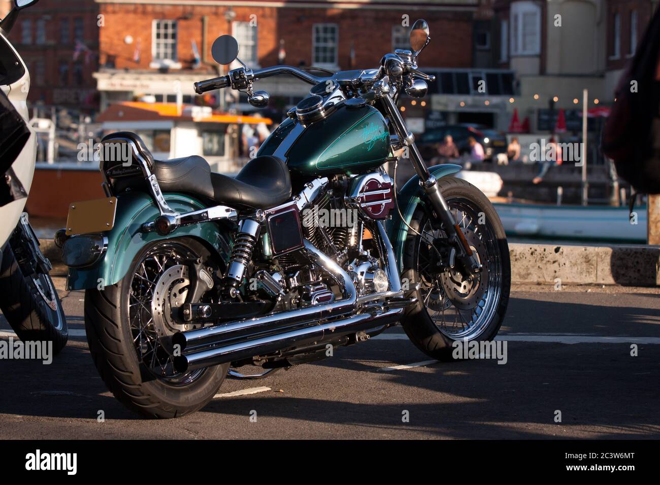 Una motocicletta verde Harley Davidson con tubi di scarico Vance e Hines parcheggiata con vista sul porto sul Weymouth Quayside. Foto Stock