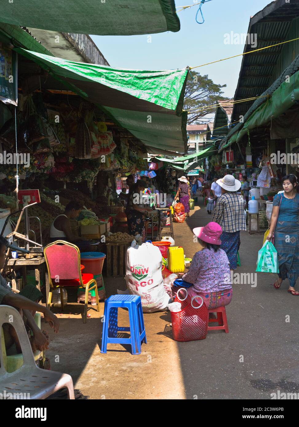 dh Thanlyin Myo ma mercato YANGON MYANMAR locali birmani persone vicolo vicoli strade asia street mercati stallo sud-est asiatico Foto Stock