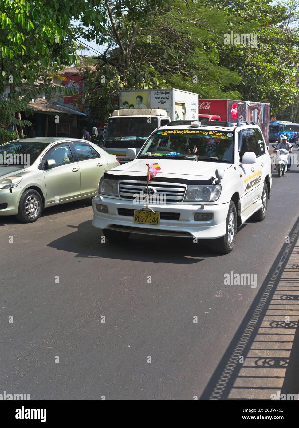 dh Taxi traffico taxi YANGON MYANMAR Taxi locali asia Foto Stock