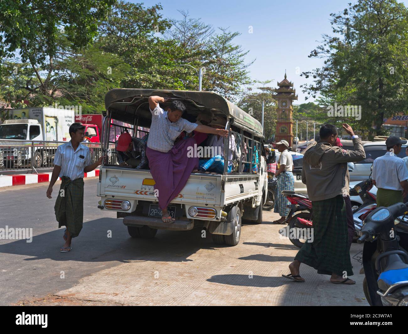 dh Burmese autobus camion YANGON MYANMAR trasporto pubblico locale persone sbarcare camion servizio di trasporto Foto Stock