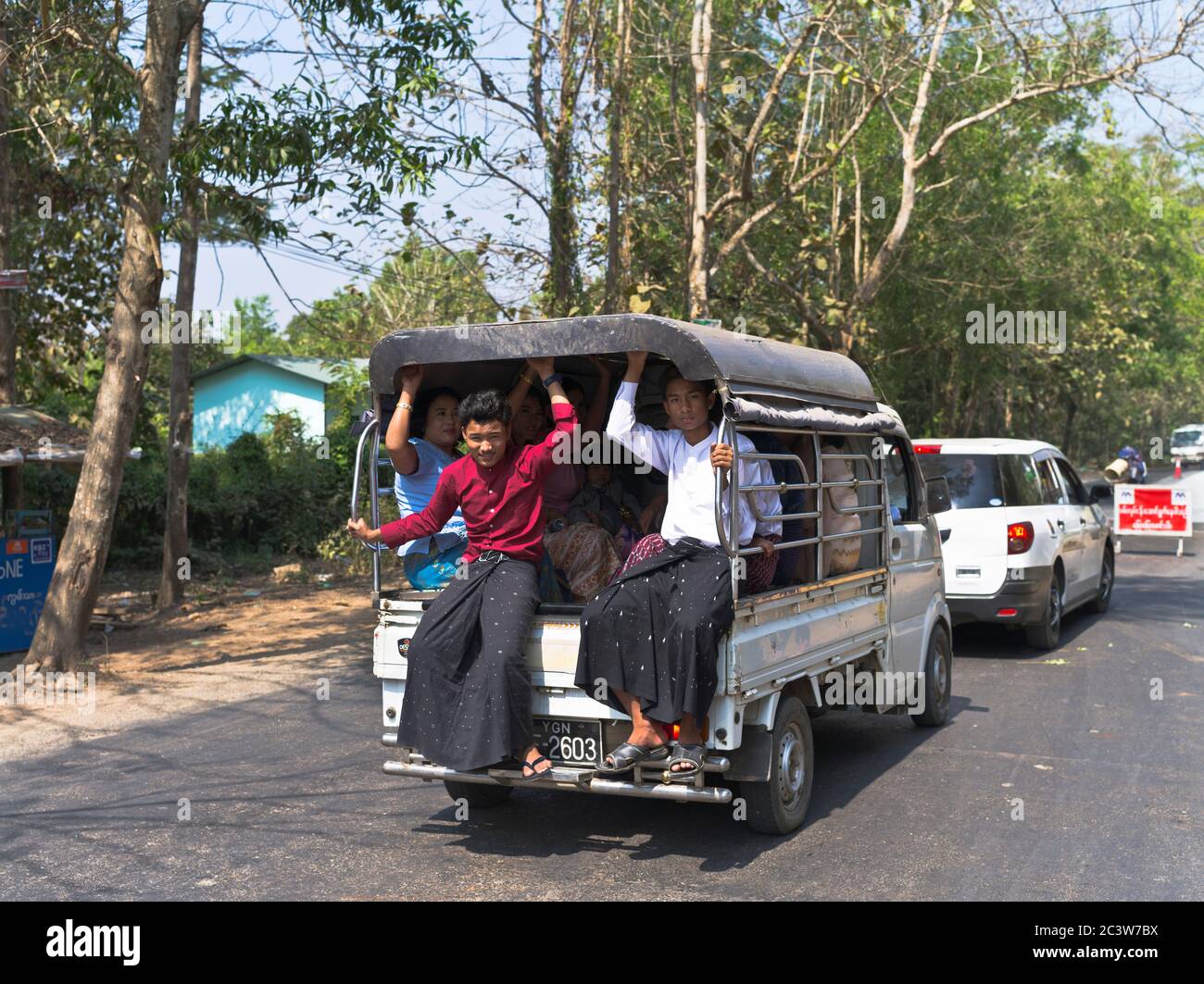 dh Taxi traffico YANGON MYANMAR locale trasporto in autobus birmano mezzi di trasporto pubblico per camion nel sud-est asiatico Foto Stock
