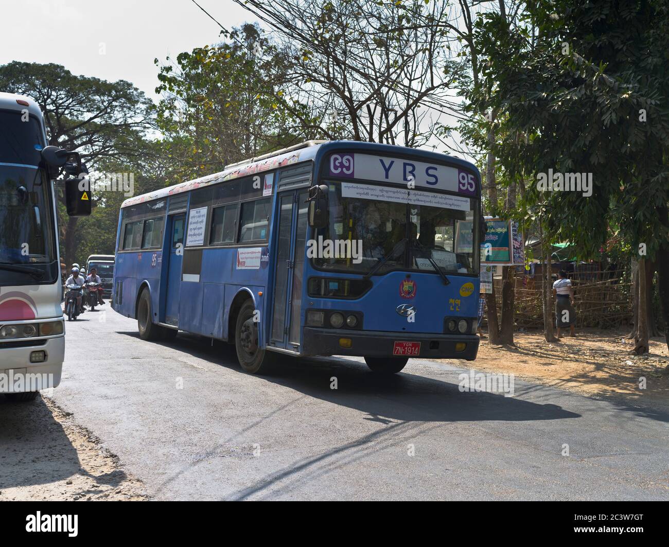 dh birmano blu autobus YANGON MYANMAR locale asiatico rurale servizio di trasporto pubblico viaggio asia Foto Stock