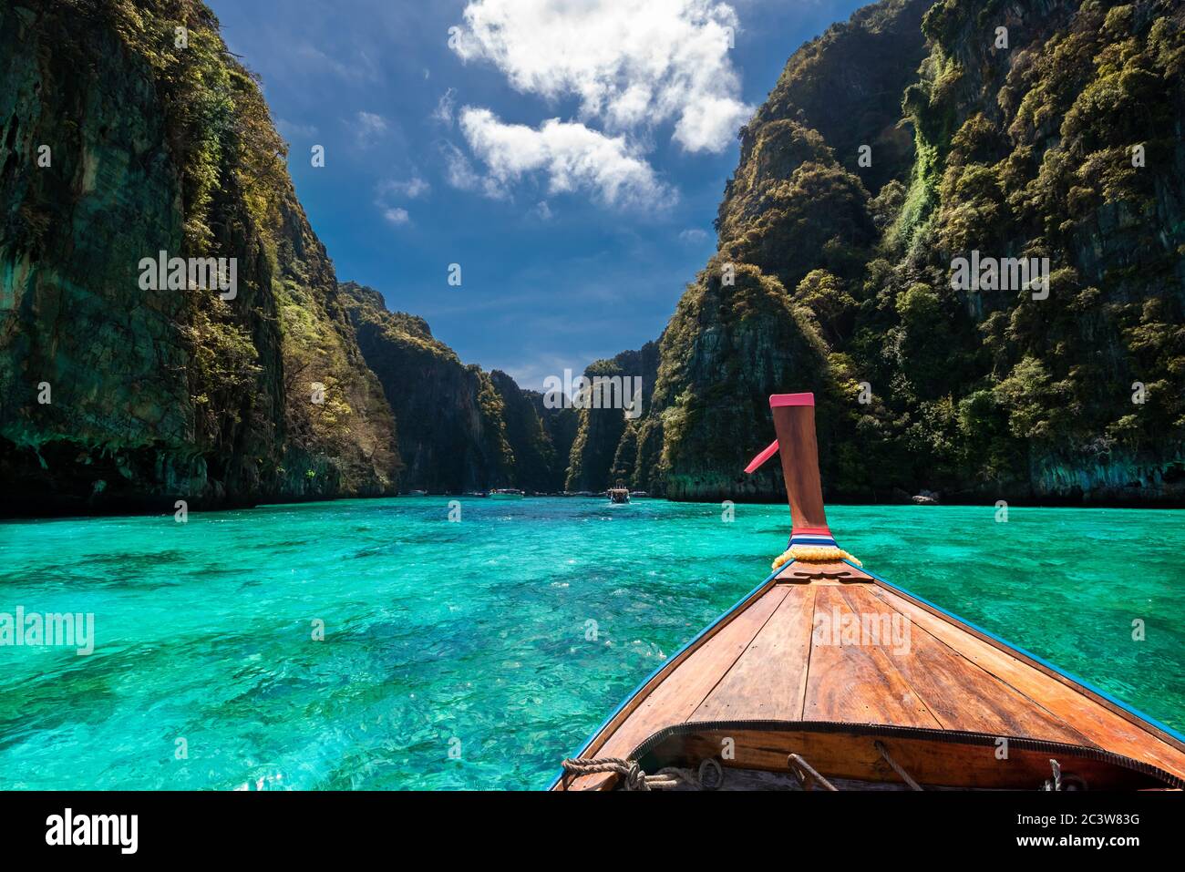 Bella vista ampia della baia di Loh Samah sull'isola di Phi Phi, della Thailandia in Asia Foto Stock