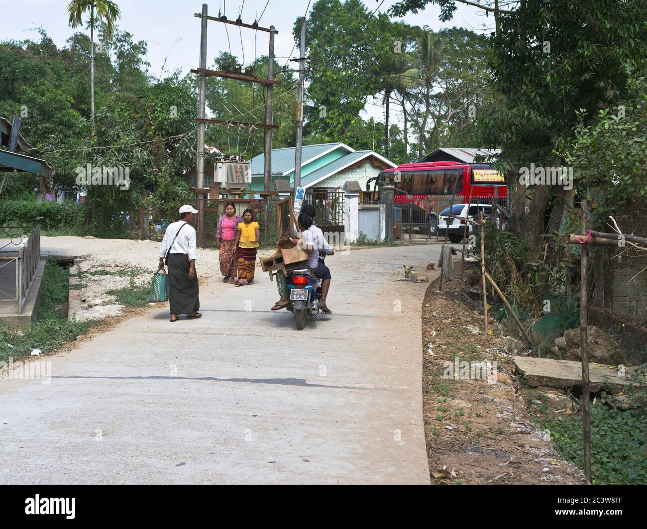 dh birmano villaggio asiatico YANGON MYANMAR Lane persone locali moto strada birmania sud-est asiatico Foto Stock