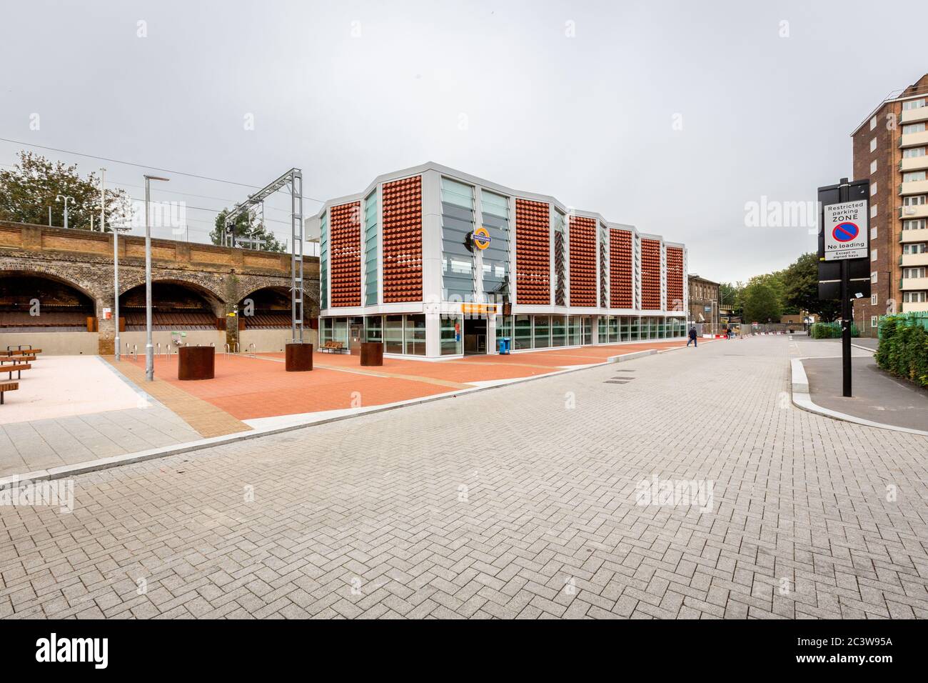 Esterno della stazione di White Hart Lane e del circostante reame pubblico Foto Stock