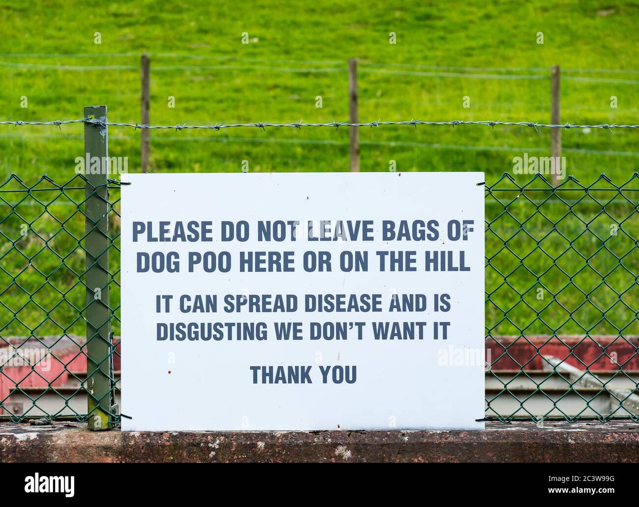 Avviso sulla recinzione per non lasciare sacchi di cane poo, Lammermuir Hills, East Lothian, Scozia, Regno Unito Foto Stock