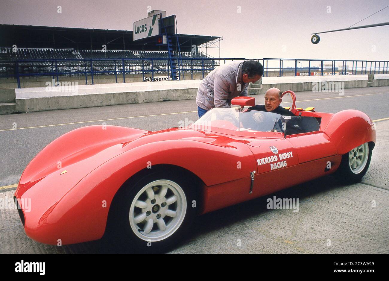 Sir Stirling Moss ha testato la sua auto da corsa sportiva WiDi 1962 al circuito di Donnington Park 1988, con suo figlio Elliot e la moglie Susie. Foto Stock