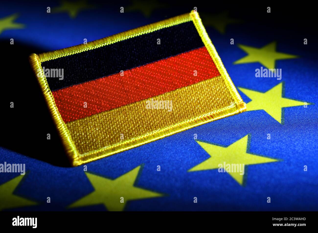 Bandiera tedesca alla bandiera UE Foto icona per la Presidenza tedesca dell’UE, Deutsche Fahne auf EU-Fahne, Symboloto für die deutsche EU-Ratspräsidentschaft Foto Stock