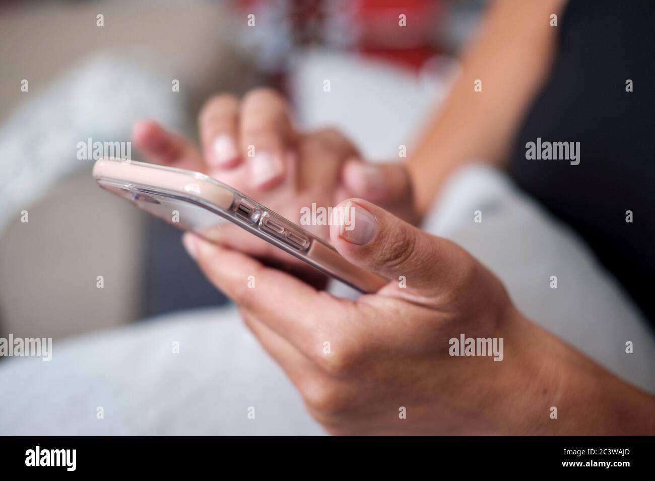 Donna che sta testando su smartphone-primo piano Foto Stock
