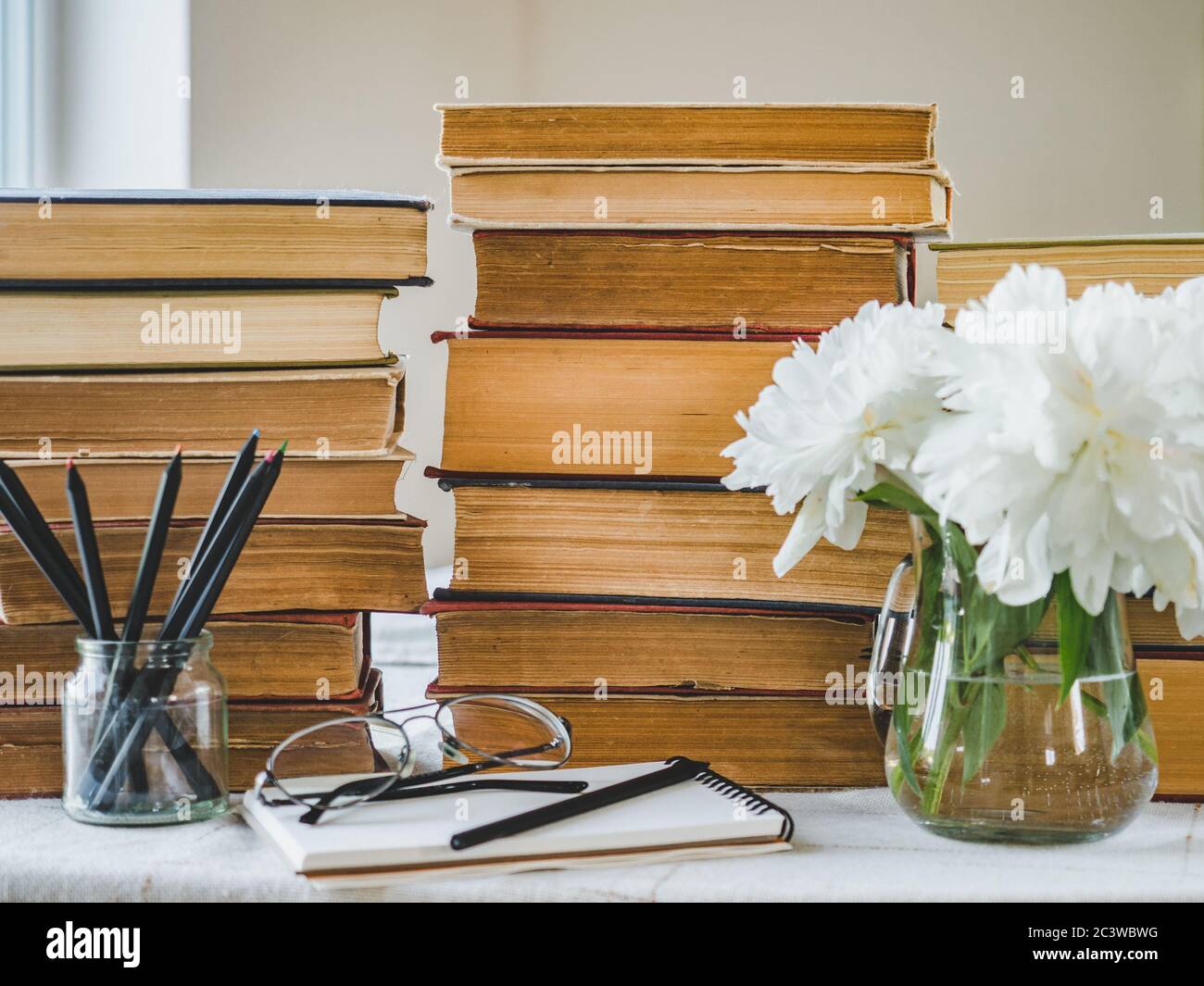 Pila di libri d'epoca e fiori bellissimi Foto Stock