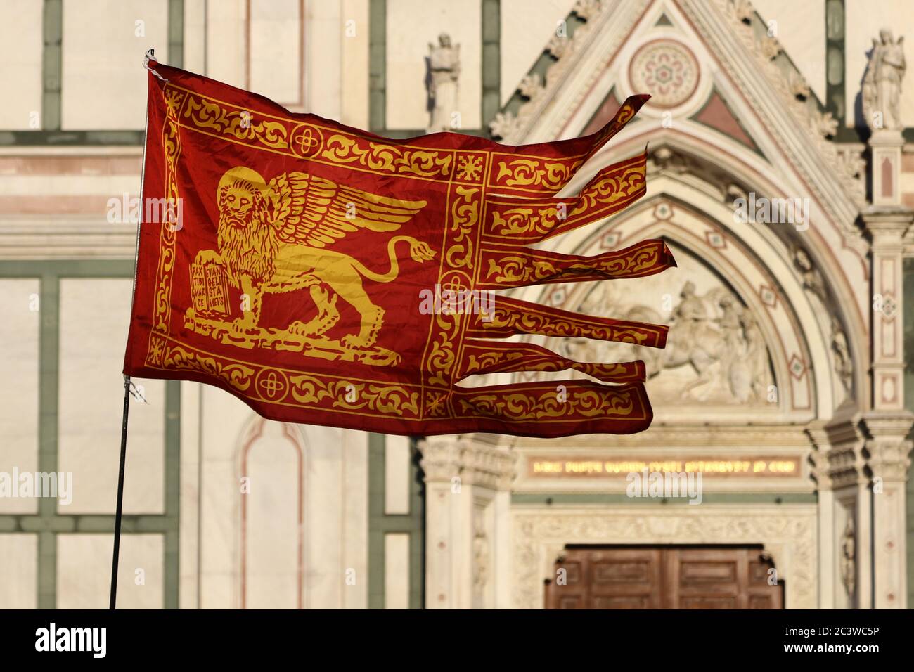 Bandiera della città di Venezia nel vento, Italia Foto Stock