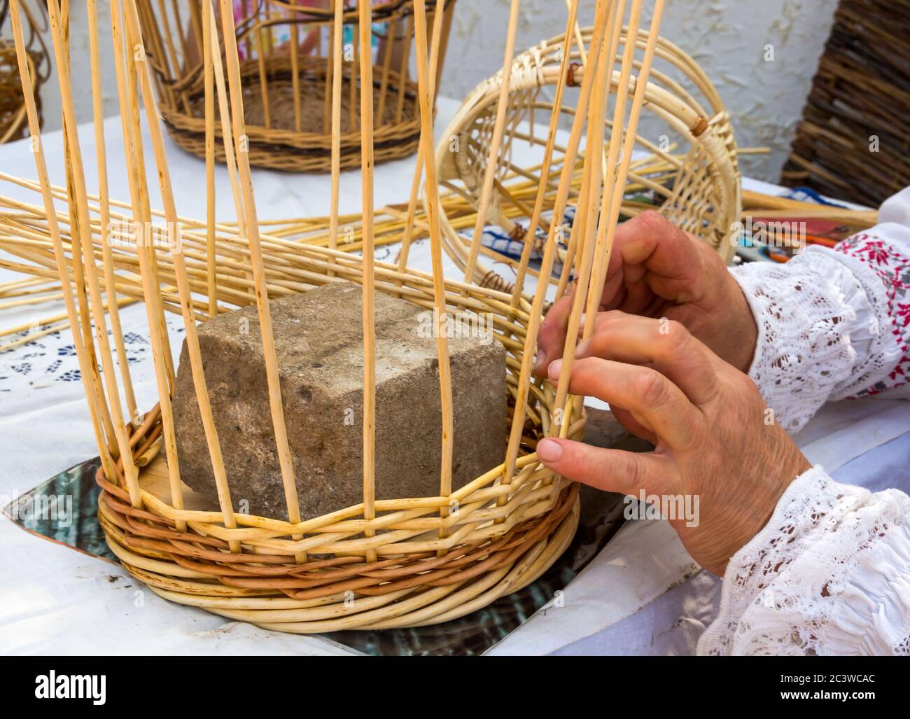 Cestini di tessitura di mano da ramoscelli di salice Foto Stock