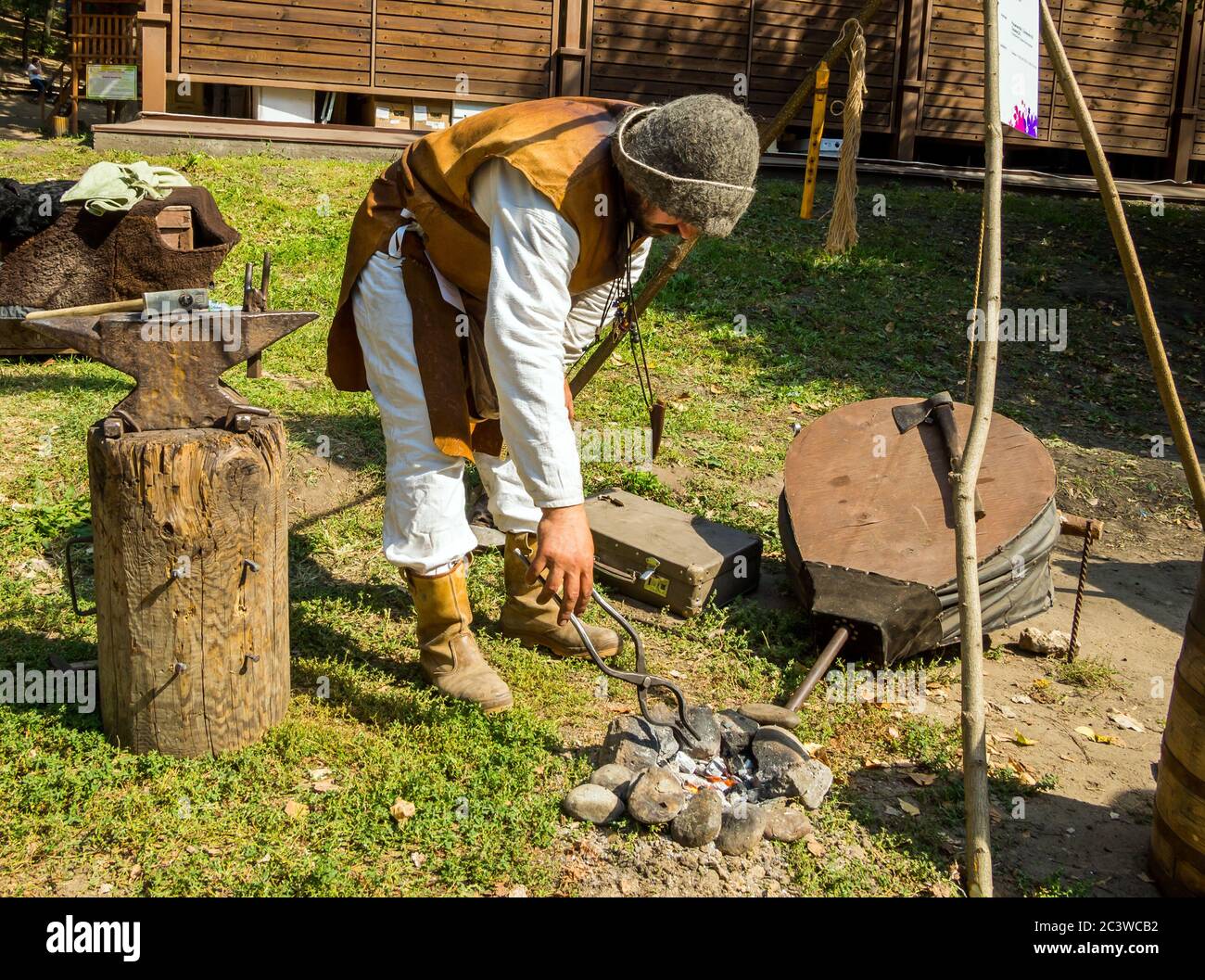 Voronezh, Russia - 05 settembre 2019: Un fabbro in una fucina di strada mostra il processo di forgiatura del metallo Foto Stock