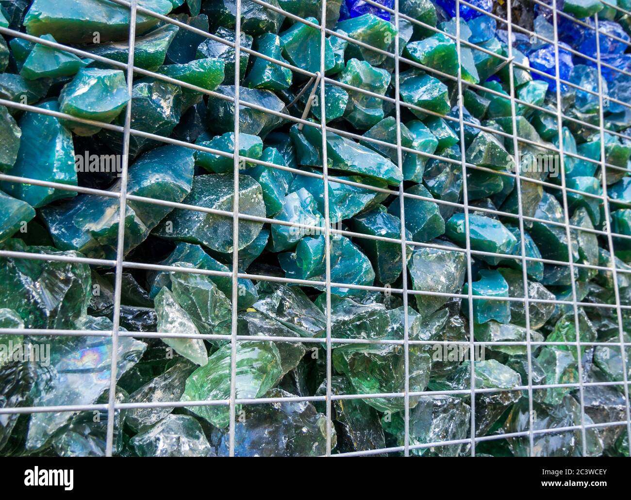 Gabion da pietre di massa di vetro multicolore Foto Stock