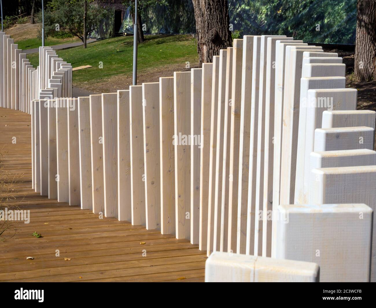 Recinzione curva realizzata in tavole di legno di diverse altezze Foto  stock - Alamy