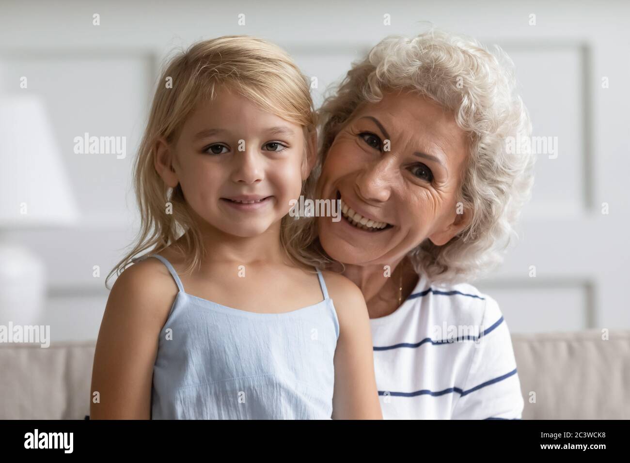 Testa girata cutie nipote e anziana nonna ritratto Foto Stock