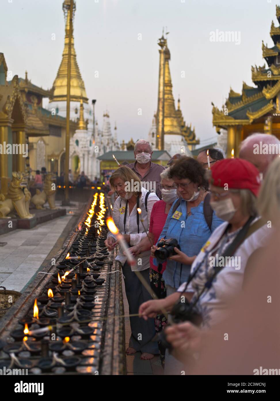 dh Shwedagon Pagoda tempio YANGON MYANMAR turisti buddisti illuminazione candela Zedi Daw luce candele rituali religiosi turisti gente cerimonia asia Foto Stock