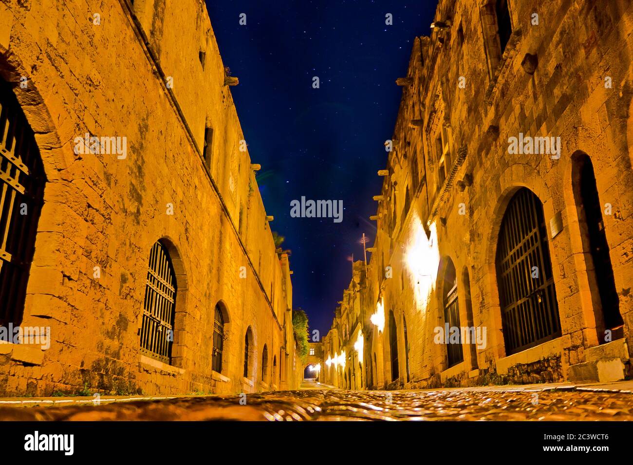 Knights Street, Rodi Città Vecchia di notte, Grecia Foto Stock