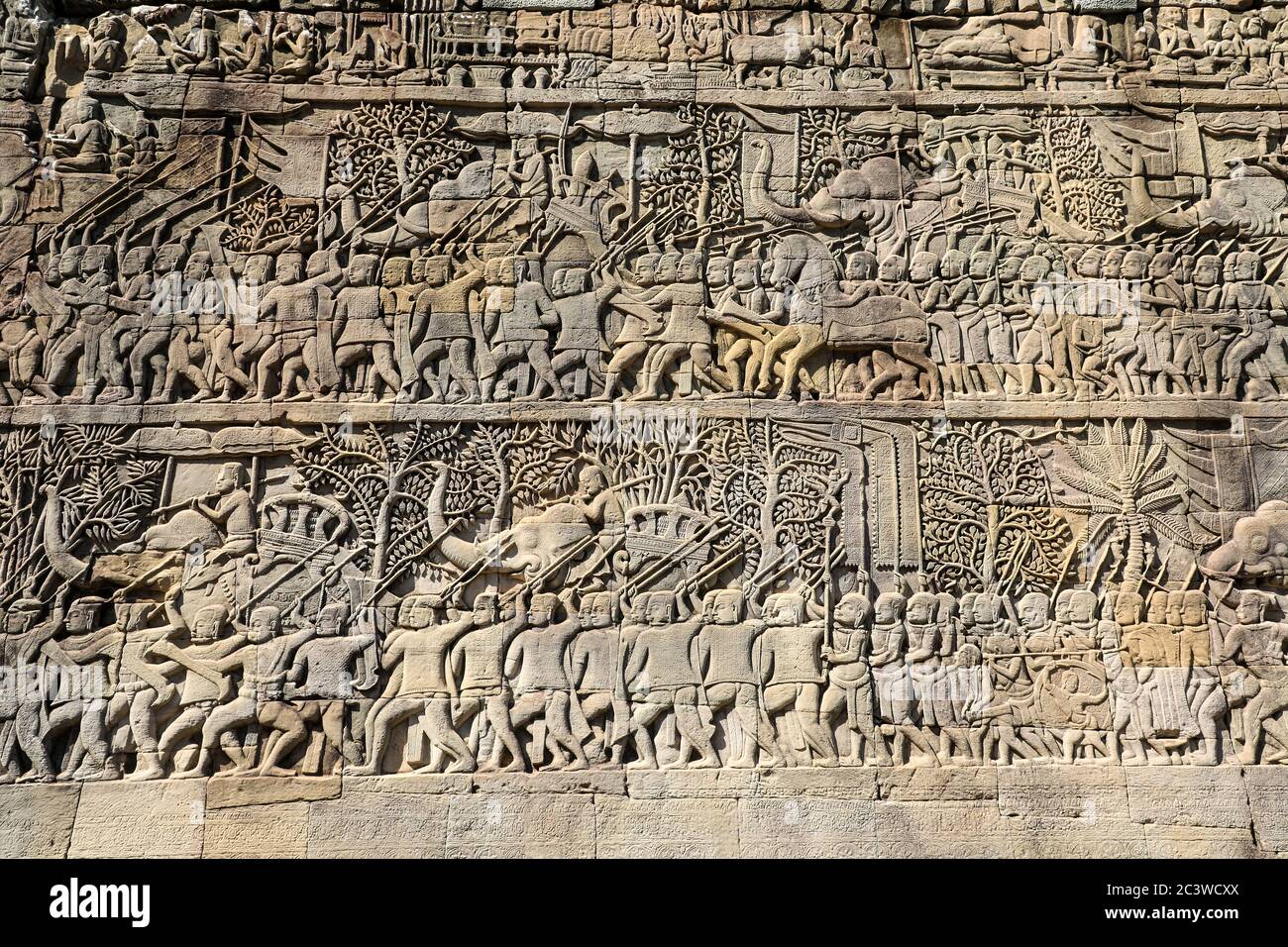 Dettaglio di sculture a bassorilievo sulle pareti del complesso del tempio di Angkor Thom, Siem Reap, Cambogia, Asia Foto Stock