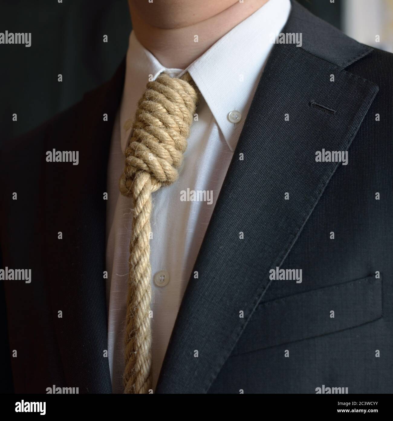 Dettaglio di uomo d'affari con il cappio di hangman invece di legare simboleggiando i problemi economici Foto Stock