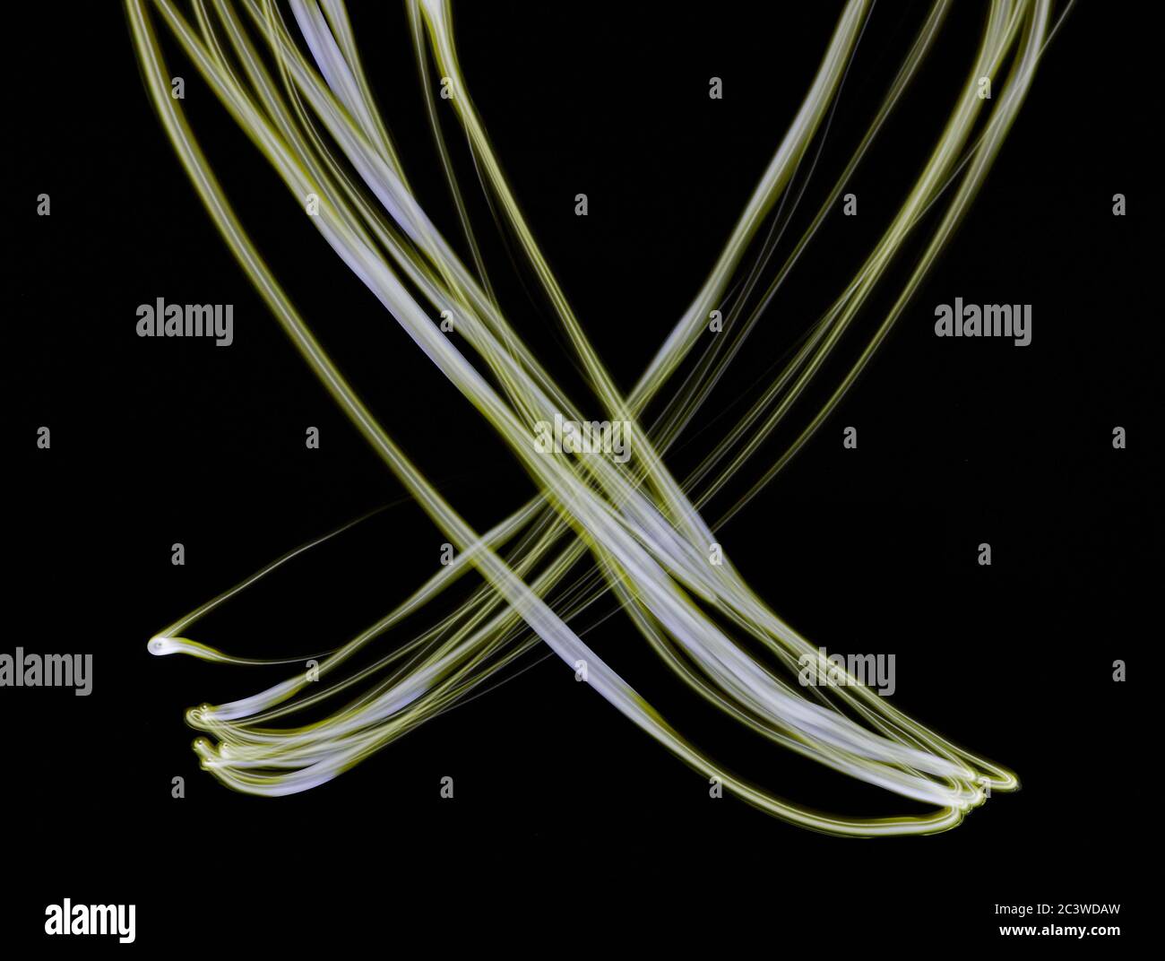 Croce gialla al neon isolata su sfondo nero Foto Stock