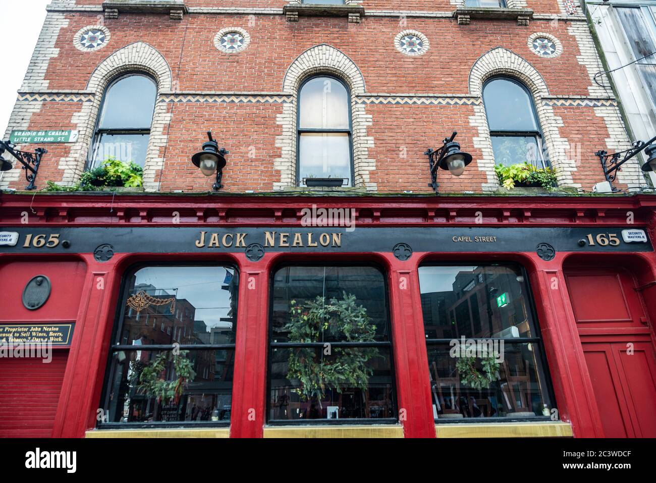 Dublino, Irlanda - 30 dicembre 2019: Facciata del pub irlandese Jack Nealon su una via Capel a Dublino, Irlanda Foto Stock