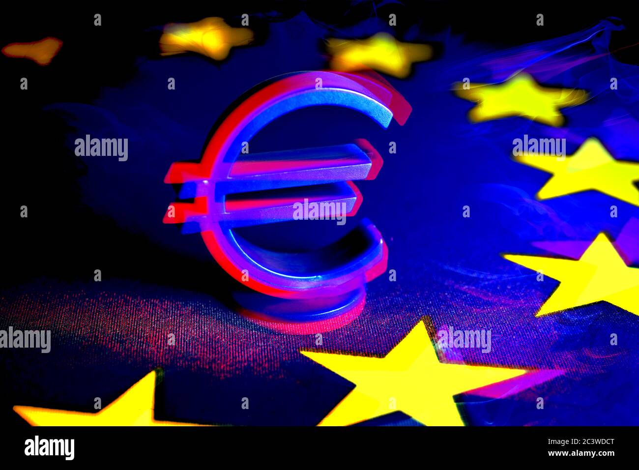 Firma dell'euro sulla bandiera dell'UE, sul Fondo europeo per la ricostruzione e sugli aiuti dell'UE, su Eurozeichen auf EU-Fahne, su EU-Wiederaufbaufonds e EU-Hilfen Foto Stock