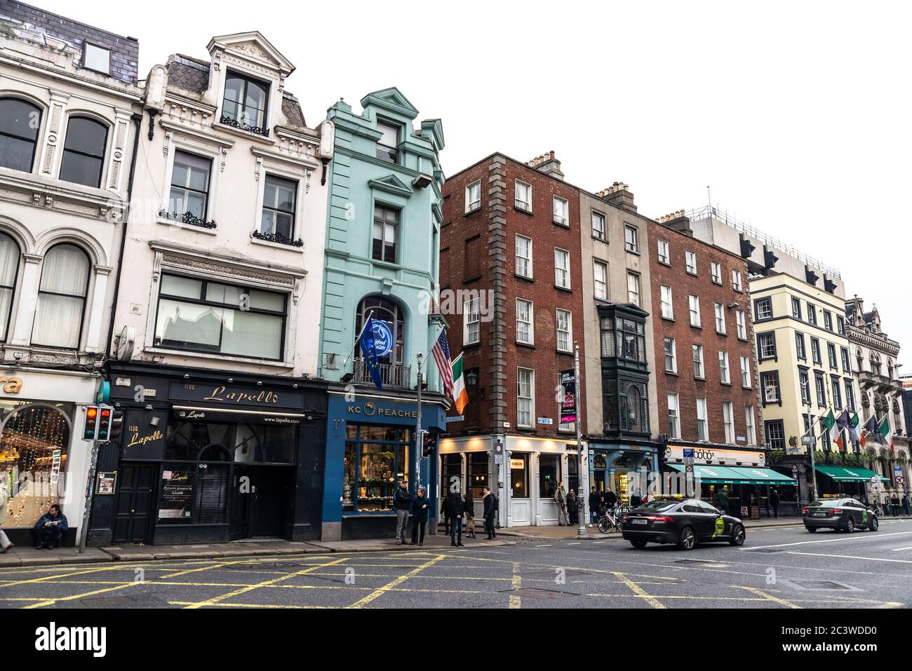 Dublino, Irlanda - 30 dicembre 2019: Dame Street con negozi, ristoranti, pub irlandese e gente intorno nel centro di Dublino, Irlanda Foto Stock